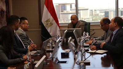 مصر تبحث توطين صناعة بطاريات الطاقة وشواحن السيارات بالتعاون مع 