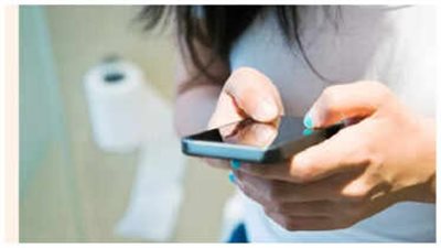 احذر.. 5 أسباب لعدم استخدام الهاتف في الحمام