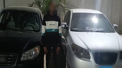 ضبط قائدي سيارتين لأداء حركات استعراضية خطيرة بالطريق العام