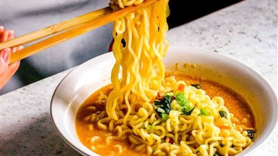 بعد إصابة شاب بمرض سرطان الدم .. تعرف على أضرار الشعيرية سريعة 