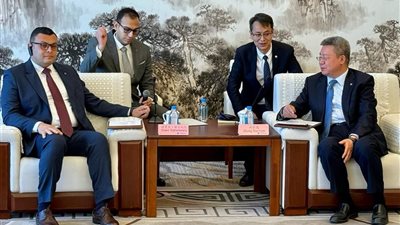 وزير الإسكان يلتقي رئيس 