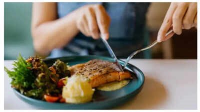 لنوم أفضل وفوائد صحية.. أفضل وقت لتناول العشاء