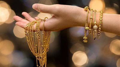  قصة الخادمة الأجنبية .. سرقت ذهب وأموال العجوز وأنفقتهم على رغباتها