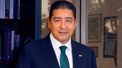 هشام عز العرب يتسلم جائزة الإنجاز مدى الحياة من مؤسسة جلوبال فاينانس