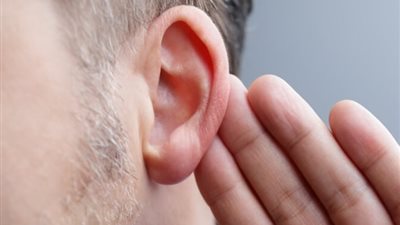 أبرزها امتلاء إحدى الأذنين ..أعرض تدل على فقدان السمع لا تتجاهلها