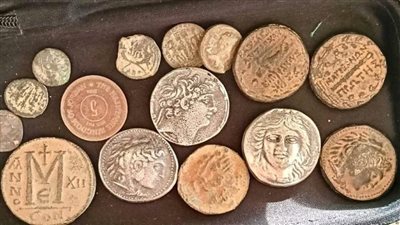 جمارك مطار شرم الشيخ تحبط محاولة تهريب عدد من العملات الأثرية