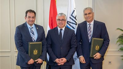 باستثمارات 965 مليون جنيه.. اقتصادية قناة السويس توقع مشروع 