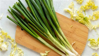 فوائد البصل الأخضر وكيفية استخدامه.. كنز سحري للبشرة