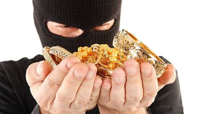 لص يسرق أموال ومجوهرات قيمتها مليون جنيه من داخل شقة بالخصوص