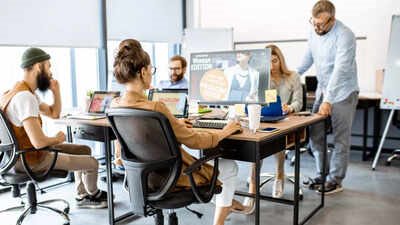 علماء يحذرون: موظفو المكاتب سيواجهون مستقبلًا مرعبًا خلال 20 عامًا