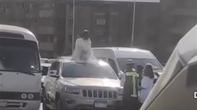 فتاة توقف حركة المرور على كوبري 6 أكتوبر بحركات غريبة.. ما القصة؟ (فيديو)