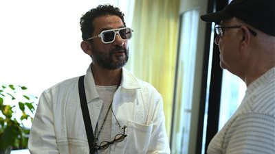 مصري وقاعد صف أول؟.. أحمد حلمي يقدم اعتذارًا رسميًا للملحن مصطفى جاد