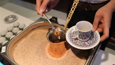 تناول القهوة بشكل منتظم يساعد في تحسين القوة البدنية لدى كبار السن 