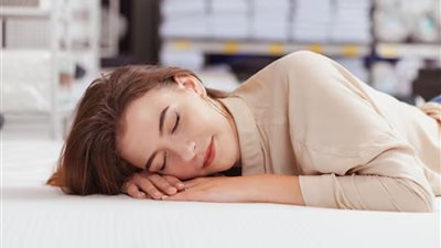 هل النوم على البطن صحي؟.. إليك تأثيره في العمود الفقري