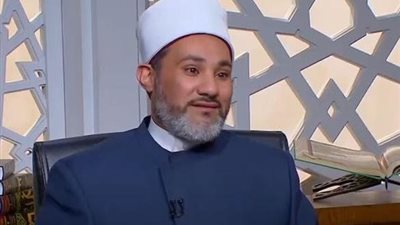 أمين الفتوى: يجوز للمرأة التزين بالكحل الملوّن خارج المنزل بضوابط شرعية