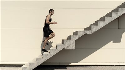 صعود السلالم أم المشي.. أيهما يحرق سعرات حرارية أكثر ولماذا؟