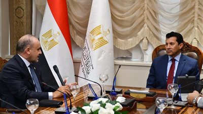 وزير الرياضة يستقبل رئيس الاتحاد الدولي للسلاح: دعم مستمر للكوادر المصرية