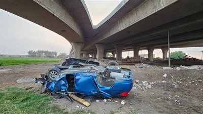 سقوط مروع لسيارة من أعلى دائري الصف ينقل أسرة كاملة إلى المستشفى