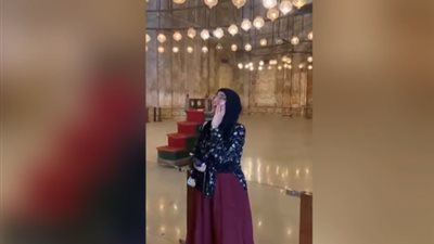 فتاة ترفع الأذان داخل مسجد القلعة.. الجدل يشتعل بين الإعجاب والاعتراض