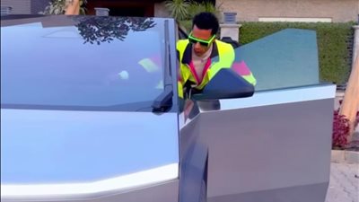 دايما في عينيا.. محمد رمضان ينشر صورة مع عائلته بمناسبة العيد