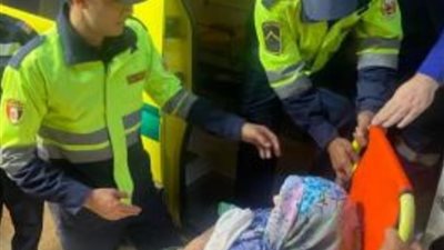 لفتة إنسانية.. الشرطة تنقل سيدة مريضة للمستشفى استجابة لنداء ابنها بالشرابية