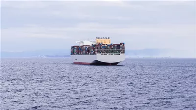 مصر تتابع موقف السفينة العالقة قبالة السواحل الإماراتية وتقل بحارة مصريين