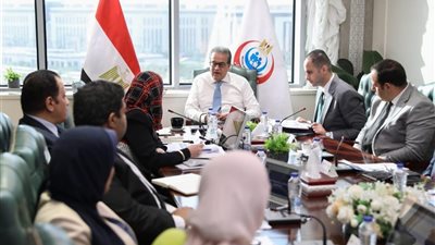 وزير الصحة يناقش مشروع موازنة القطاع للعام المالي 2026-2025