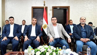وزير الإسكان يتابع مشروعات السويس الجديدة