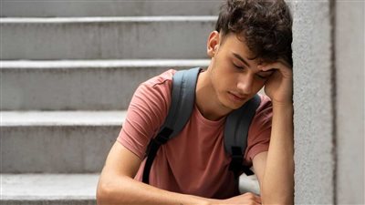  هل هناك سبب لتعاسة الشباب؟ طبيبٌ نفسي يكشف أهم النصائح للتخلص منها 