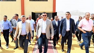 وزير الإسكان ومحافظ السويس يتفقدان رافع مياه 