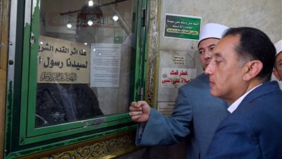 رئيس الوزراء يتفقد أعمال تطوير مسجد 