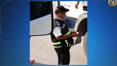 فيديو متداول يثير الجدل.. والداخلية: الواقعة قديمة والشرطي تم فصله