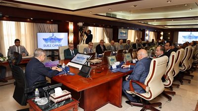 قناة السويس تبحث فرص عودة الملاحة بعد تحسن الأوضاع الأمنية بالبحر الأحمر