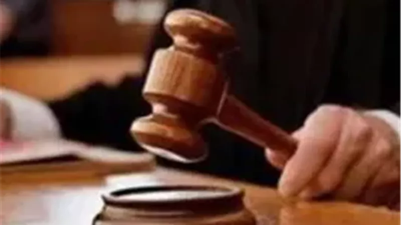الحكم على 28 متهمًا