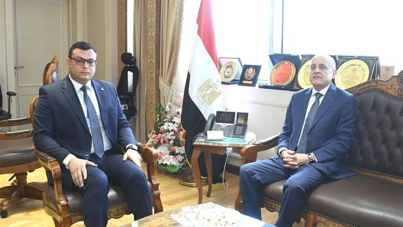 وزير الإسكان ومحافظ