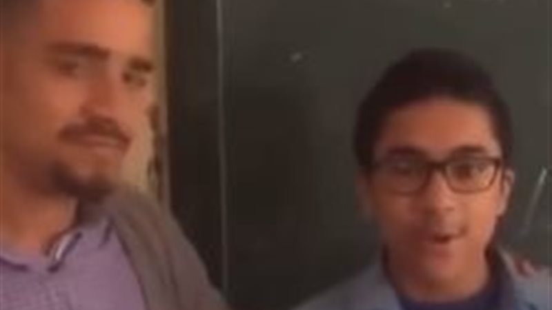 طالب ينشد كلمات مدح