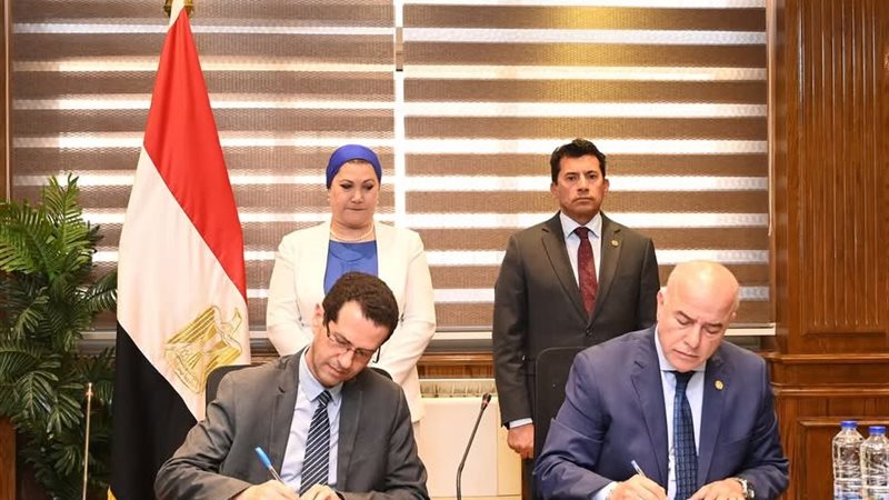 أثناء توقيع البروتوكول