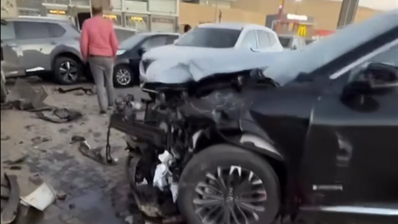 حادث معرض سيارات