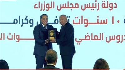 مدبولي يُكرم وزير التموين السابق علي المصيلحي