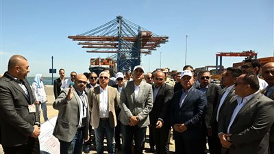 مدبولي يتفقد محطة الحاويات الأكبر بشرق المتوسط بميناء شرق بورسعيد