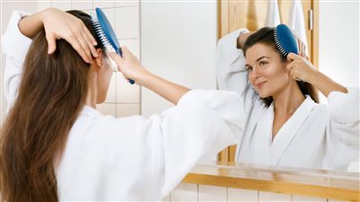 يمنع التشابك ويقلل من الكسر.. فوائد تمشيط الشعر التي لا تعرفها