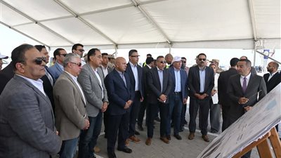 رئيس الوزراء يتفقد محطة دحرجة السيارات التابعة لشركة SCAT في شرق بورسعيد