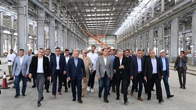 رئيس الوزراء يتفقد مصنع 