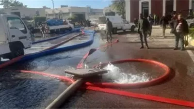 كسر مفاجئ بخط مياه منطقة الرماية بالهرم.. والشركة تدفع بـ32 سيارة شفط