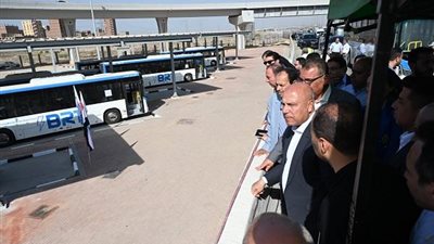 وزير النقل يتفقد المرحلة الأولى لمشروع الأتوبيس الترددي.. 3200 راكب بالساعة