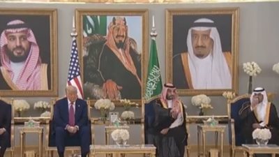 ترامب يحتسي القهوة السعودية ويؤكد عمق العلاقات مع المملكة خلال زيارته إلى الرياض (فيديو)