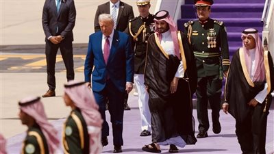 لماذا استقبلت السعودية ترامب على سجادة بنفسجية بدلًا من الحمراء؟
