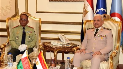 الفريق أول عبد المجيد صقر يلتقي وزير الدفاع بدولة مدغشقر