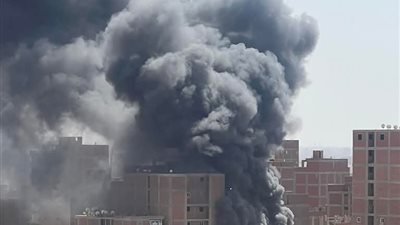 الدفع بـ15 سيارة إطفاء للسيطرة على حريق مصنع بلاستيك بالسلام