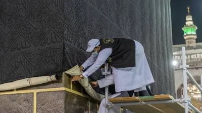 لحمايتها من التلامس والتلف.. رفع كسوة الكعبة استعدادًا لموسم حج 1446هـ